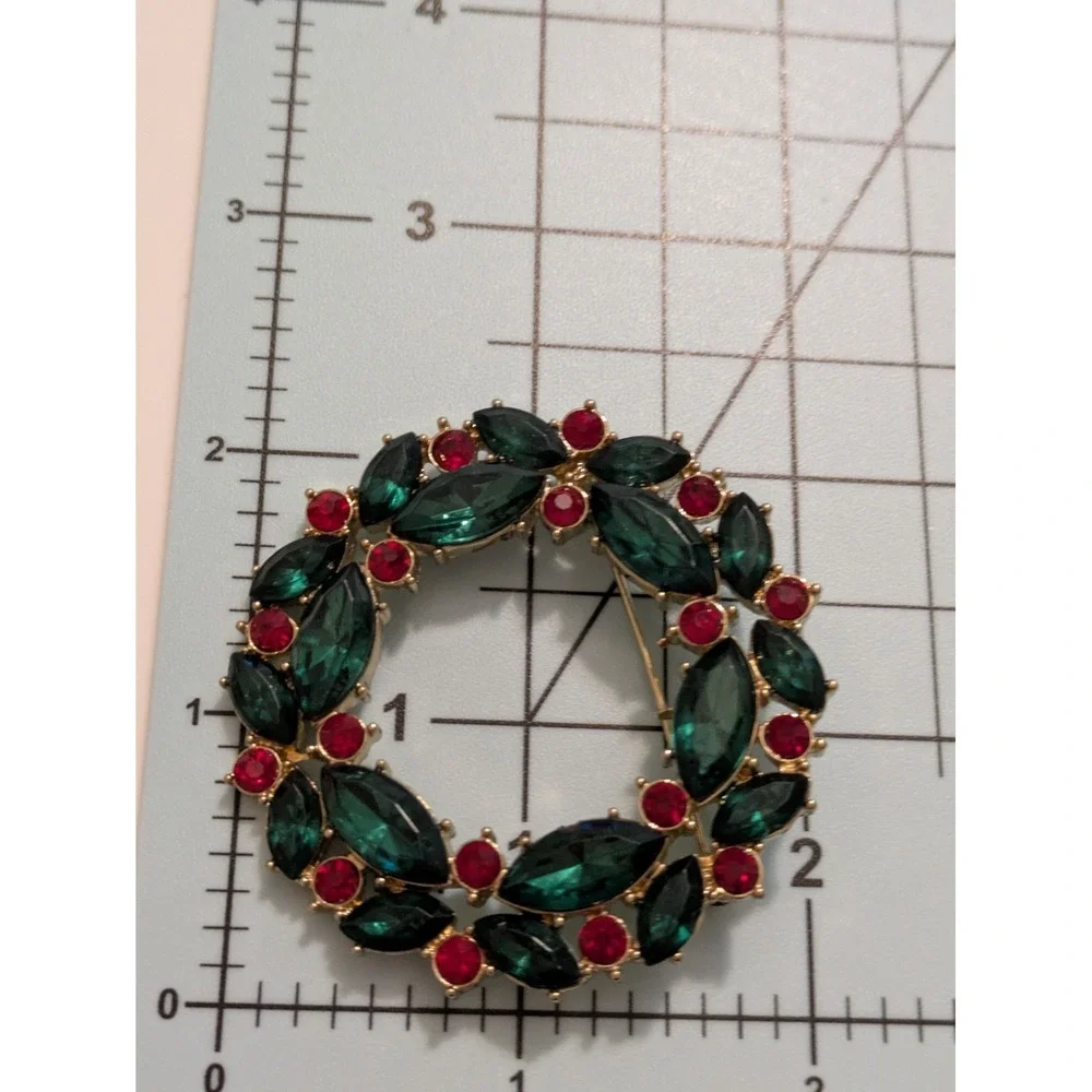 Vintage Christmas Wreath Brooch In Green Holly And Red Berry Stones Rhinestone